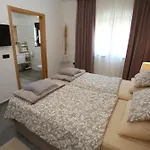 Elegant Punta Sol With Hot Tube, Walk To Sea And Center *