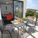 Villa Elegant Punta Sol With Hot Tube, Walk To Sea And Center *