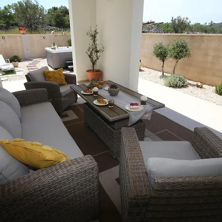 Arm Dalmatia Villa Jezera