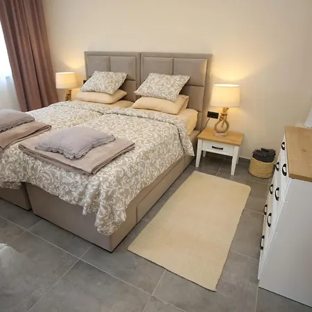 Arm Dalmatia * Jezera