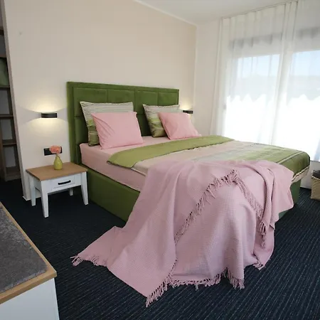 Arm Dalmatia Езера