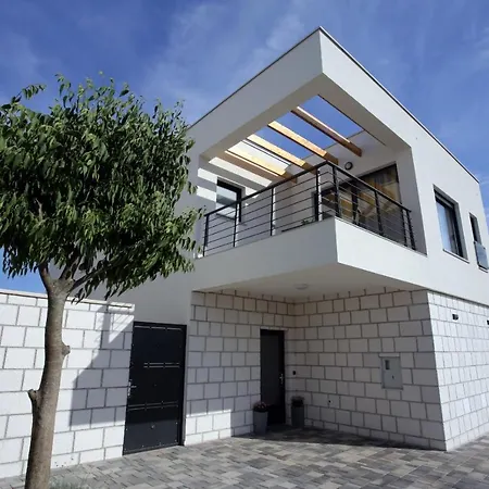 Arm Dalmatia * Jezera