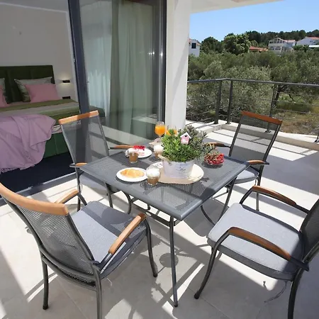 Arm Dalmatia * Jezera