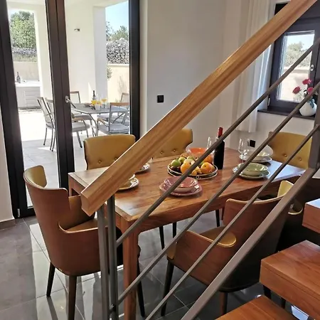 Arm Dalmatia * Jezera