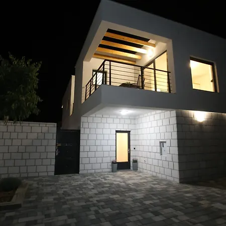 Elegant Punta Sol With Hot Tube, Walk To Sea And Center Jezera