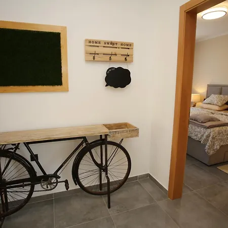 Villa Elegant Punta Sol With Hot Tube, Walk To Sea And Center Jezera