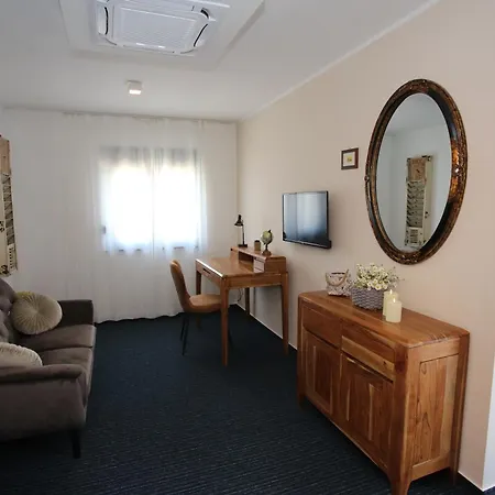 Villa Elegant Punta Sol With Hot Tube, Walk To Sea And Center Jezera