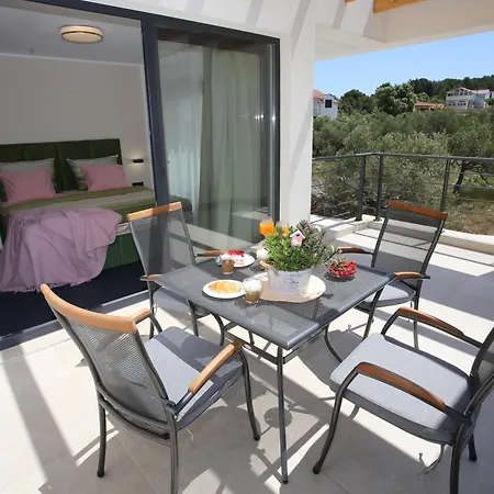 Villa Elegant Punta Sol With Hot Tube, Walk To Sea And Center
