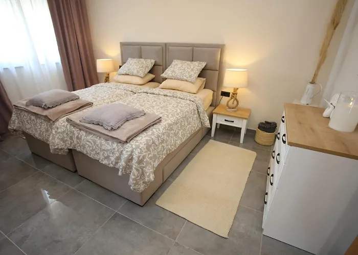 Arm Dalmatia * Jezera