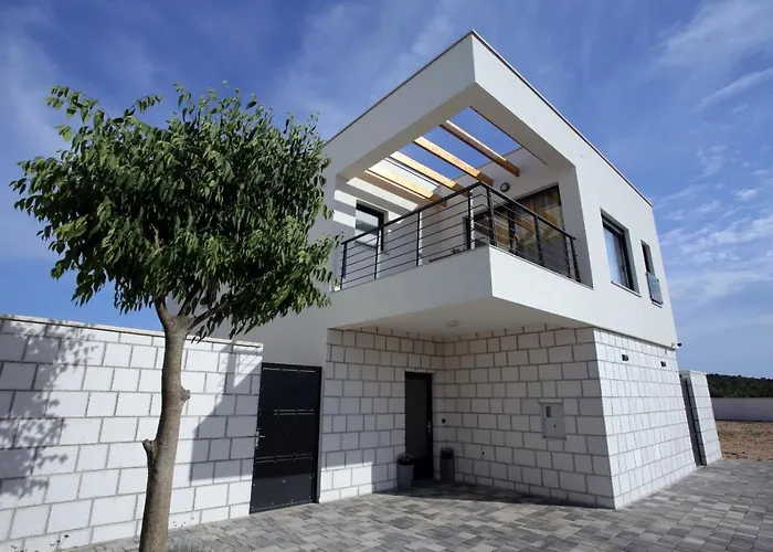 Arm Dalmatia * Jezera