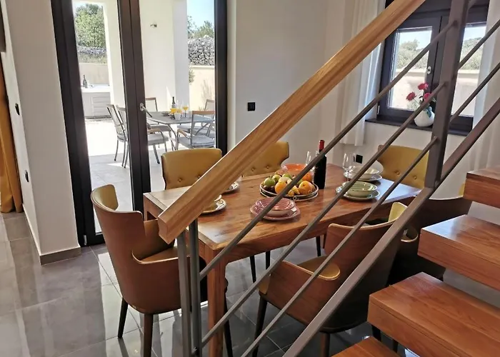 Arm Dalmatia * Jezera