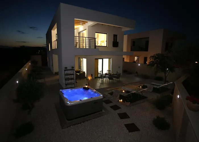 Elegant Punta Sol With Hot Tube, Walk To Sea And Center Villa *