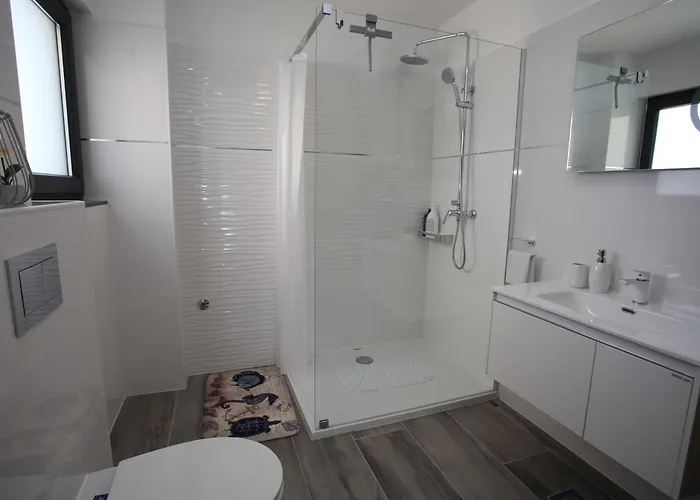 Elegant Punta Sol With Hot Tube, Walk To Sea And Center