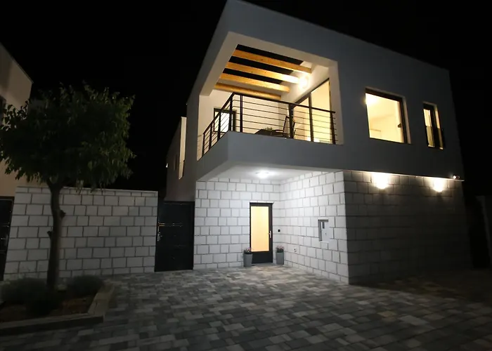 Elegant Punta Sol With Hot Tube, Walk To Sea And Center Jezera