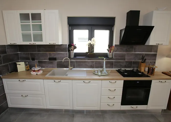 Villa Elegant Punta Sol With Hot Tube, Walk To Sea And Center