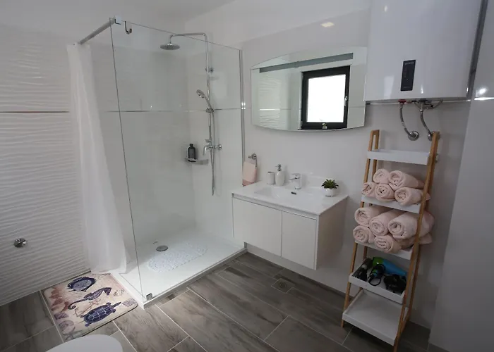 Elegant Punta Sol With Hot Tube, Walk To Sea And Center Jezera