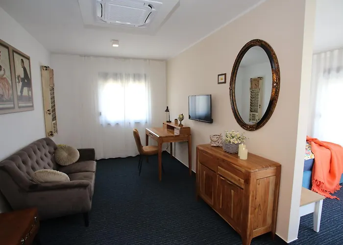 Villa Elegant Punta Sol With Hot Tube, Walk To Sea And Center Jezera