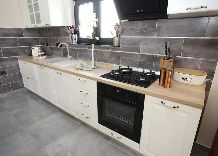 Elegant Punta Sol With Hot Tube, Walk To Sea And Center Jezera