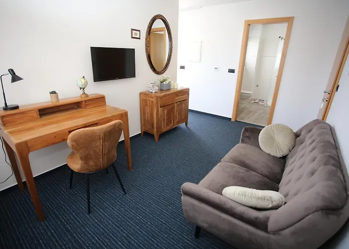 Elegant Punta Sol With Hot Tube, Walk To Sea And Center Villa