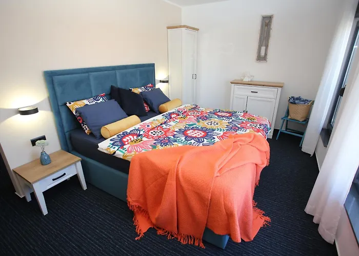 Elegant Punta Sol With Hot Tube, Walk To Sea And Center Jezera